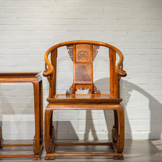 黄花梨镶瘿木束腰卷草纹托泥圈椅成堂（四椅两几） 商品图4