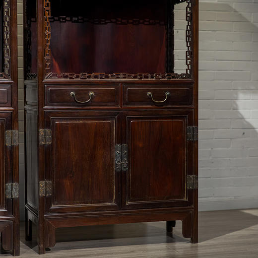 清 红木透雕拐子纹圈口双层亮格柜（一对） 商品图3