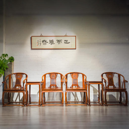 黄花梨镶瘿木束腰卷草纹托泥圈椅成堂（四椅两几） 商品图0