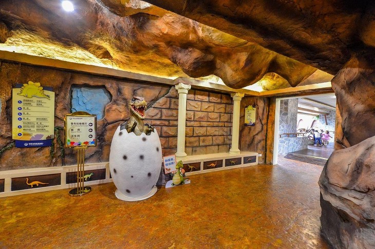 洞穴迎宾恐龙.jpg