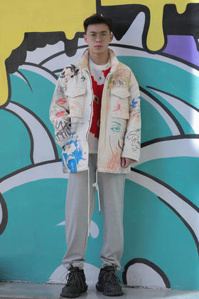 W142674208抽象趣味涂鸦挺阔羽绒服