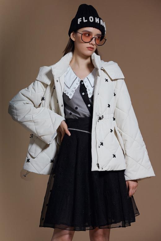 白色手工订制黑钻花收腰棉服 商品图4