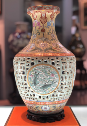 吉庆有余镂空鱼尾瓶