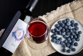 蓝莓美登酒（11度）没有这样一款酒，  女人喝出漂亮脸蛋 男人喝出闪亮双眸  是养生佳品馈赠精选  更可以根据您的需求私人订制，  没错，就是日照蓝彩虹蓝莓酒！