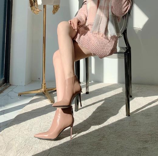 【断码特惠不退换】优雅女王风的一款细跟及踝短靴‖亚历山大w 同工厂同材质 秀气尖头 進口头层胎牛皮材质 镐级感 8公分细跟 凸显女人味 360无si角优美鞋楦  脚感只有4-5公分的样子 商品图5