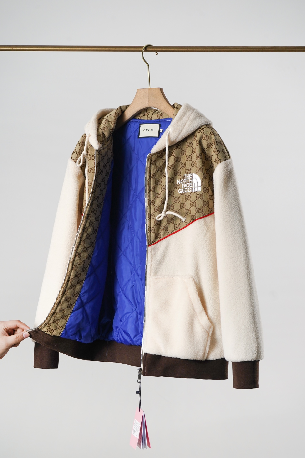 点此购买 gucc*×北面男女羊羔毛拼接连帽外套 bs206146