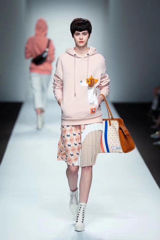 呆萌狗狗印花宽松款连帽卫衣 商品图1