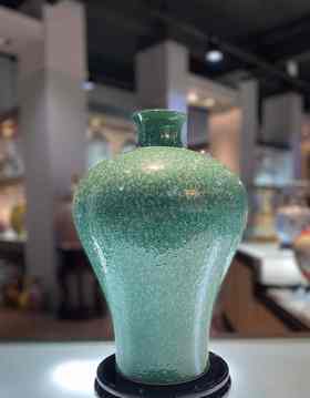 御瓷坊：雪花绿梅瓶
