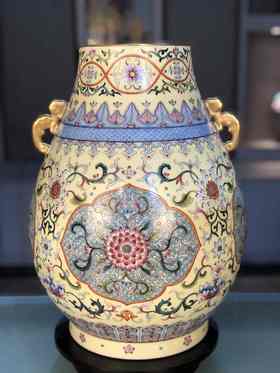 粉彩缠枝莲开窗福筒尊