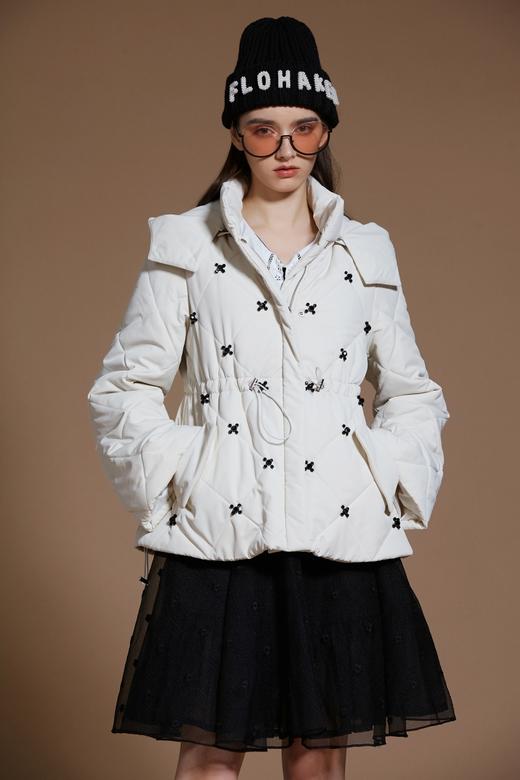 白色手工订制黑钻花收腰棉服 商品图3