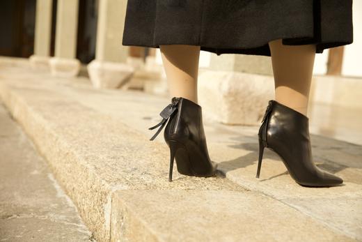 【断码特惠不退换】优雅女王风的一款细跟及踝短靴‖亚历山大w 同工厂同材质 秀气尖头 進口头层胎牛皮材质 镐级感 8公分细跟 凸显女人味 360无si角优美鞋楦  脚感只有4-5公分的样子 商品图4