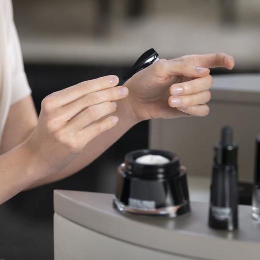 意大利 Armani阿玛尼 黑钥匙至臻奂颜紧致面霜 50ml 商品图6