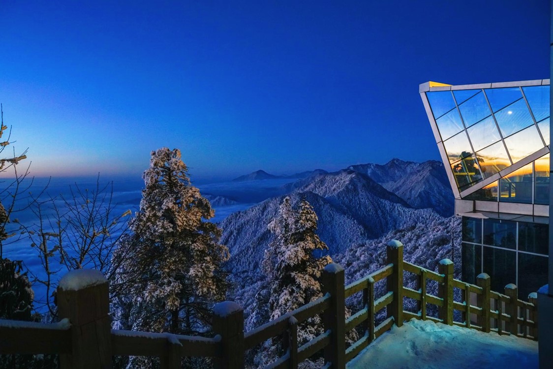 【西岭雪山枫叶酒店·蓉e支付】328元抢2大1小标间1晚 日月坪观景索道