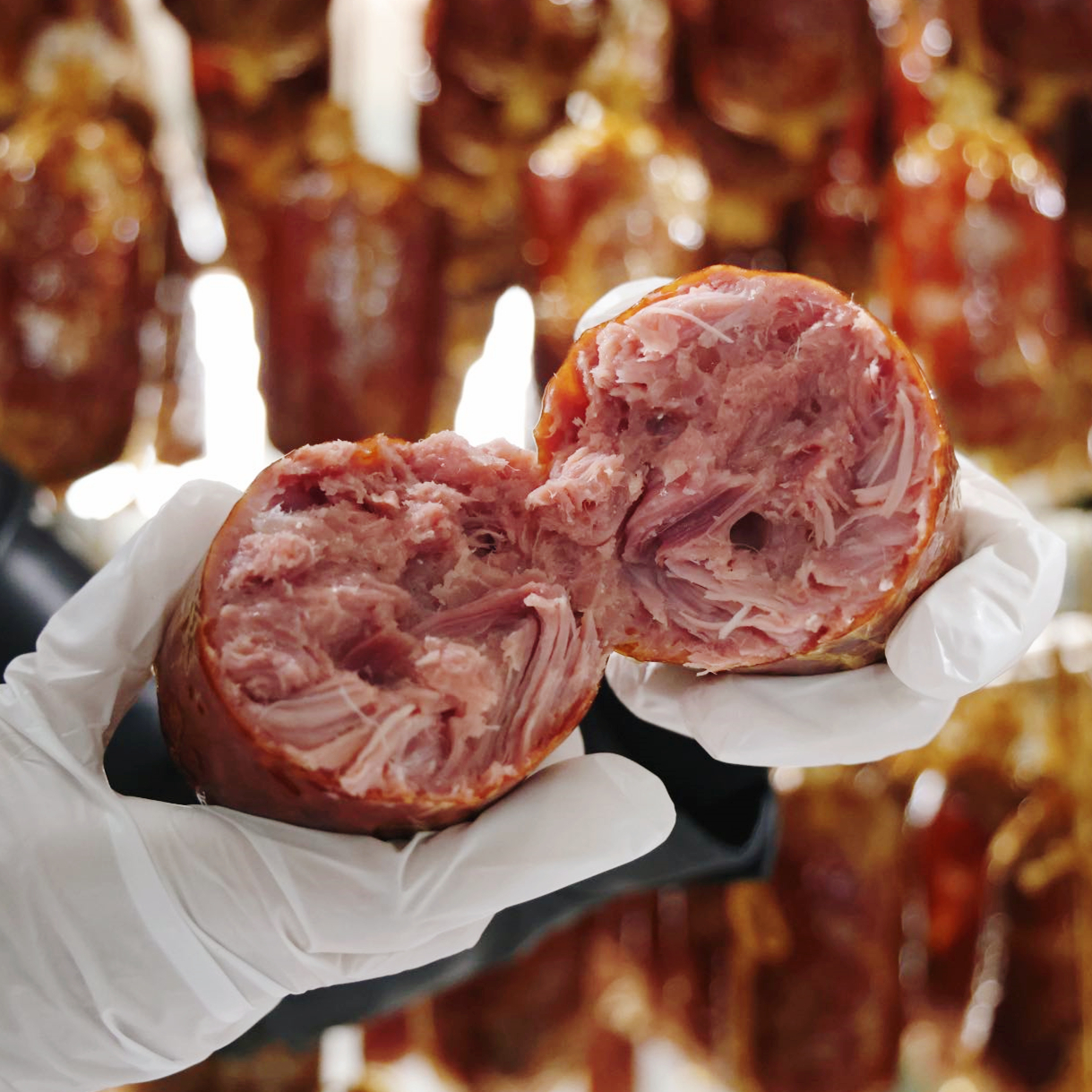 【CCTV专访】来自黑龙江鄂温克族的古法木熏火腿~含98%的森林猪肉  红肠丨怎么掰都是瘦肉丝，可以直接吃 也可以煎炒烹炸烤