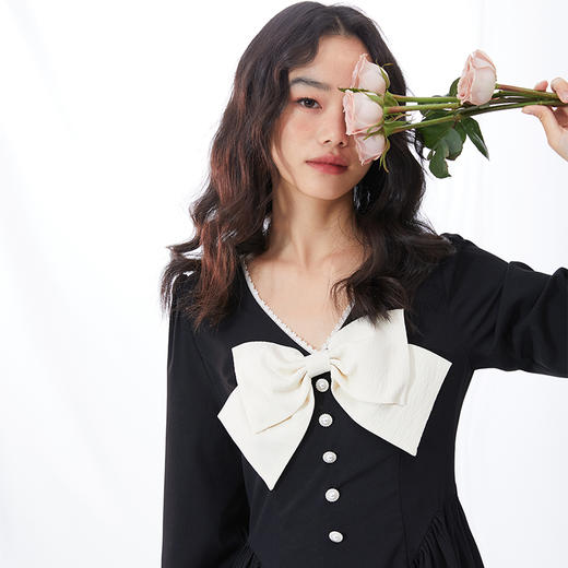 西遇V领连衣裙女早春2023年新款复古法式蝴蝶结小黑裙10120073 商品图3