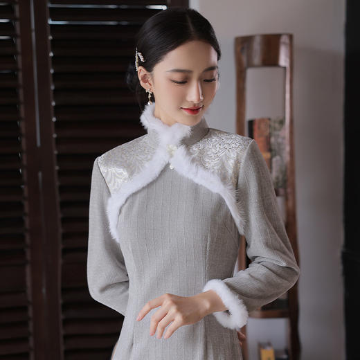 MC-992332 2021冬季新品加厚雪尼尔拼接冬季旗袍 复古风立领年轻改良版旗袍 商品图4