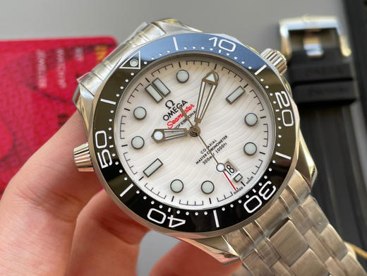 VS新品，新海马300m熊猫色 白陶瓷表盘，真实实拍图。VS欧米海马，卖家、买家都不用担心打脸的版本。男士腕表，精钢表带，自动机械机芯，透底。 商品图13