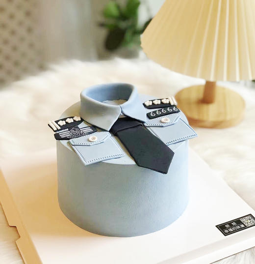 半翻糖制服蛋糕，全部装饰可食用，高端私人订制，需提前3天以上私信客服小妹，确定款式后预订 商品图0