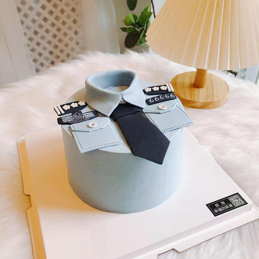 半翻糖制服蛋糕，全部装饰可食用，高端私人订制，需提前3天以上私信客服小妹，确定款式后预订 商品图1