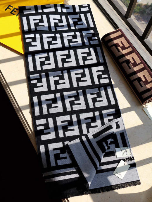 Fendi老花围巾-白色 商品图3