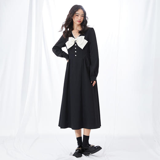 西遇V领连衣裙女早春2023年新款复古法式蝴蝶结小黑裙10120073 商品图0