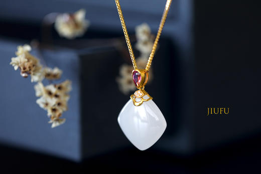 18K黄金和田玉（白玉）镶钻吊坠--包包/双弧面方形15*5.5mm 商品图1