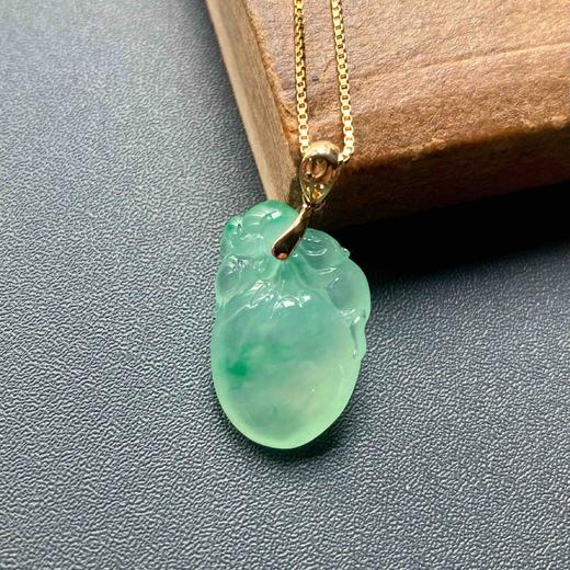 高冰种厚庄阳绿翡翠桃子金猴捧寿 商品图0