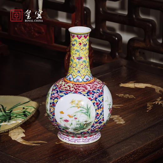 【皇窑】清乾隆珐琅彩四季花卉纹瓶 商品图0