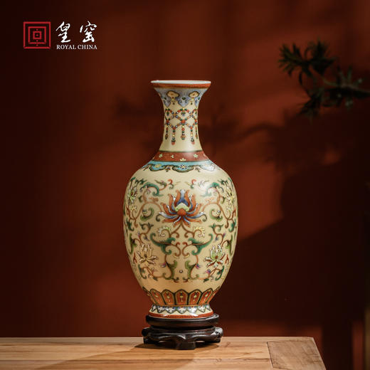 【皇窑】 清乾隆珐琅彩花卉纹米色地花瓶 商品图0