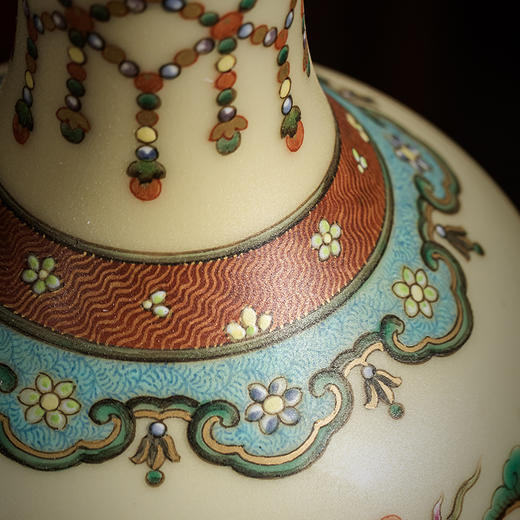 【皇窑】 清乾隆珐琅彩花卉纹米色地花瓶 商品图1