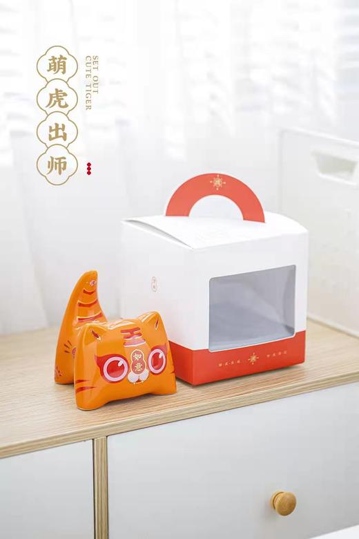 【吉祥如意 如虎添亿】虎年年礼陶瓷储钱罐x手机支架两用 | 提福送礼 （精装礼盒2只对款装含送精美原创红包利是封） 商品图7