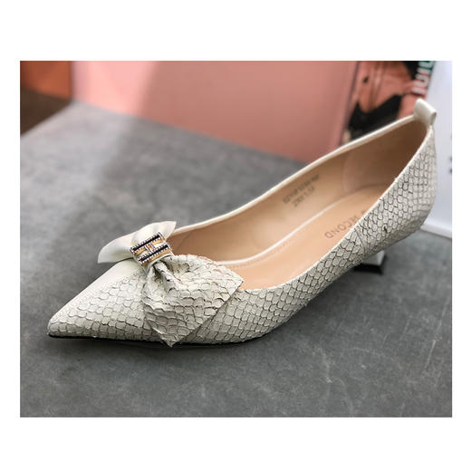 IUIU SECOND 春夏时装鱼皮拼接蝴蝶结浅口单鞋 商品图0