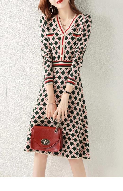 女V领菱格拼接连衣裙 商品图3