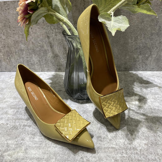 IUIU 时尚漆皮尖头方扣浅口高跟鞋 商品图1