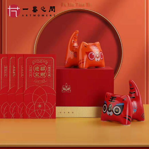 【吉祥如意 如虎添亿】虎年年礼陶瓷储钱罐x手机支架两用 | 提福送礼 （精装礼盒2只对款装含送精美原创红包利是封） 商品图0