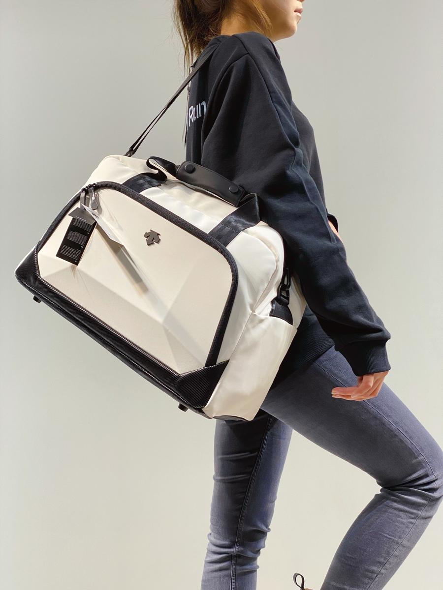 点此购买 descente迪桑特健身包行李包 qk 207166