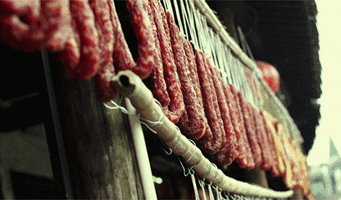 精心喂养的土猪鲜肉， 老炕果木熏制，三分肥七分瘦，独特的烟熏香，口口都是年的味道