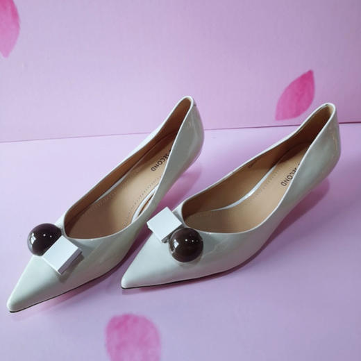 IUIU 漆皮尖头猫跟单鞋 商品图0