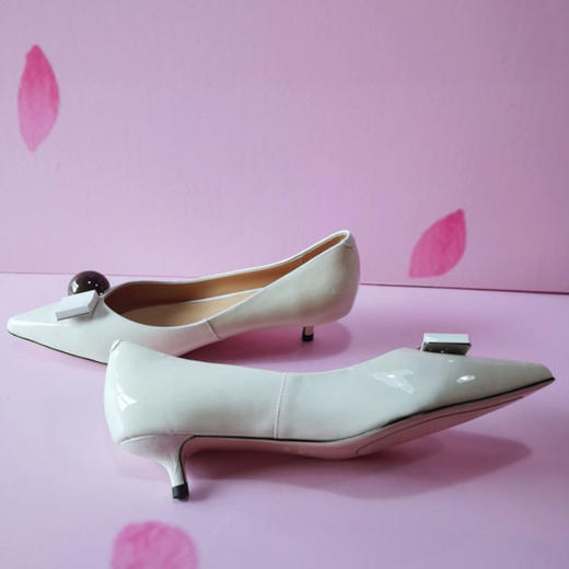 IUIU 漆皮尖头猫跟单鞋 商品图2