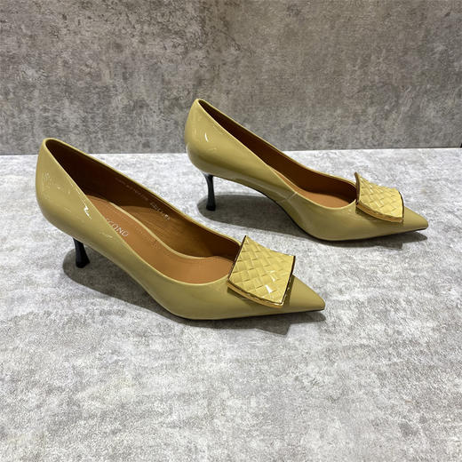 IUIU 时尚漆皮尖头方扣浅口高跟鞋 商品图2