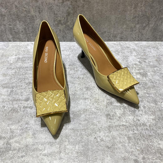 IUIU 时尚漆皮尖头方扣浅口高跟鞋 商品图0