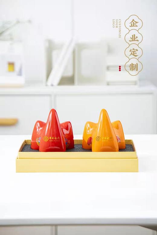 【吉祥如意 如虎添亿】虎年年礼陶瓷储钱罐x手机支架两用 | 提福送礼 （精装礼盒2只对款装含送精美原创红包利是封） 商品图3