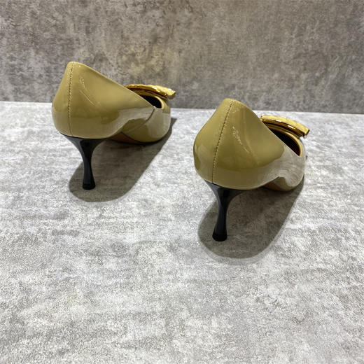 IUIU 时尚漆皮尖头方扣浅口高跟鞋 商品图3