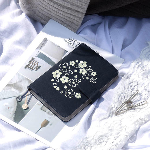 广博-夕拾夜樱DTB61131kinbor樱花系列夜樱手帐本自填式樱花套装日历日程本布面刺绣古风手账笔记本A6手帐本 商品图0