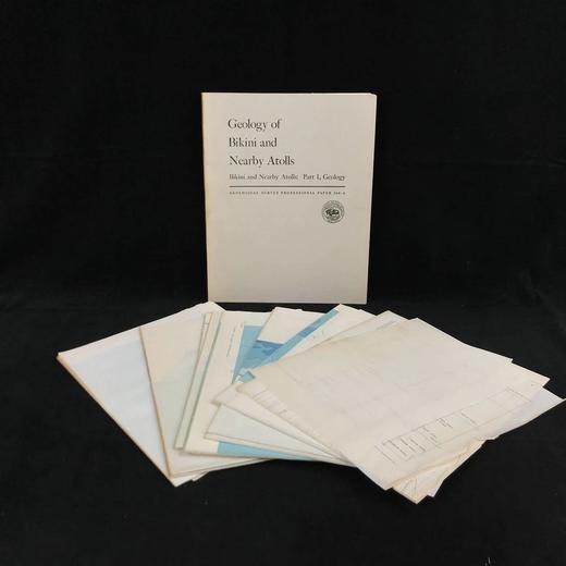 比基尼岛与附近环礁地质学 157幅插图（含多张展开图纸） 平装大16开带书匣 商品图1