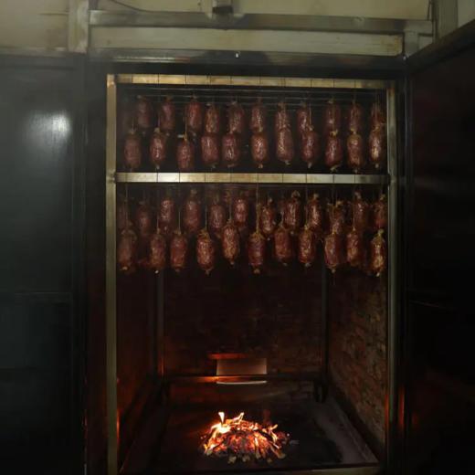 【黑猪肉大火腿】采用森林跑山猪，含有98%精瘦肉，古法木熏，肉质厚实有嚼劲，可开袋即食，可烫炒煮，样样美味！一份500g*2根！【特价产品不支持使用优惠券】！【TJ-J仓】 商品图7