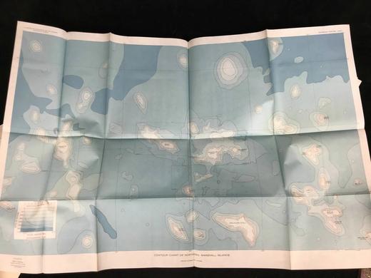 比基尼岛与附近环礁地质学 157幅插图（含多张展开图纸） 平装大16开带书匣 商品图13