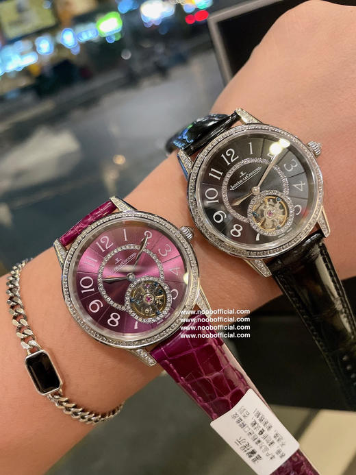 积家Rendez-Vous约会系列，全自动机械飞轮女士腕表，由天然深海珍珠贝母打造的表盘与精钢镶钻表圈交相辉映，散发着柔和的七彩光泽，而位于六时位置的飞轮则如优雅的腕上芭蕾，尽显独特女性魅力。 商品图0