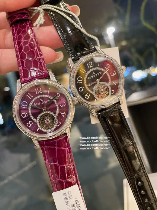 积家Rendez-Vous约会系列，全自动机械飞轮女士腕表，由天然深海珍珠贝母打造的表盘与精钢镶钻表圈交相辉映，散发着柔和的七彩光泽，而位于六时位置的飞轮则如优雅的腕上芭蕾，尽显独特女性魅力。 商品图1