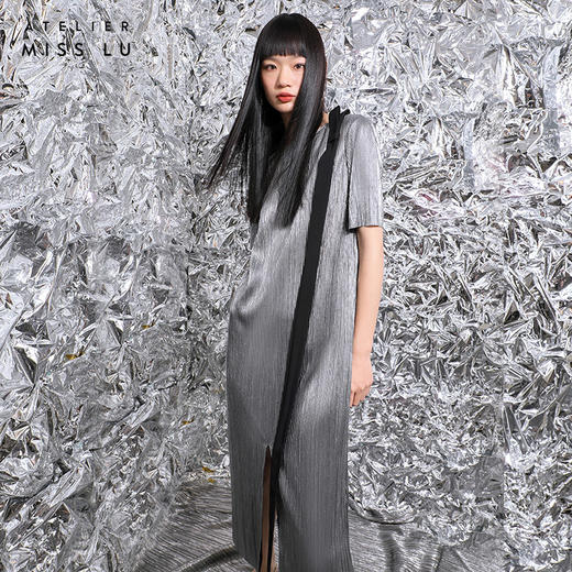 【一千零一夜】蝴蝶结飘带设计金属感开衩H形长款连衣裙/0000780A 商品图1